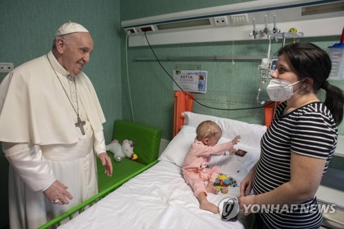 [우크라 침공] 교황, 피란민 어린이 입원한 로마 병원 깜짝 방문