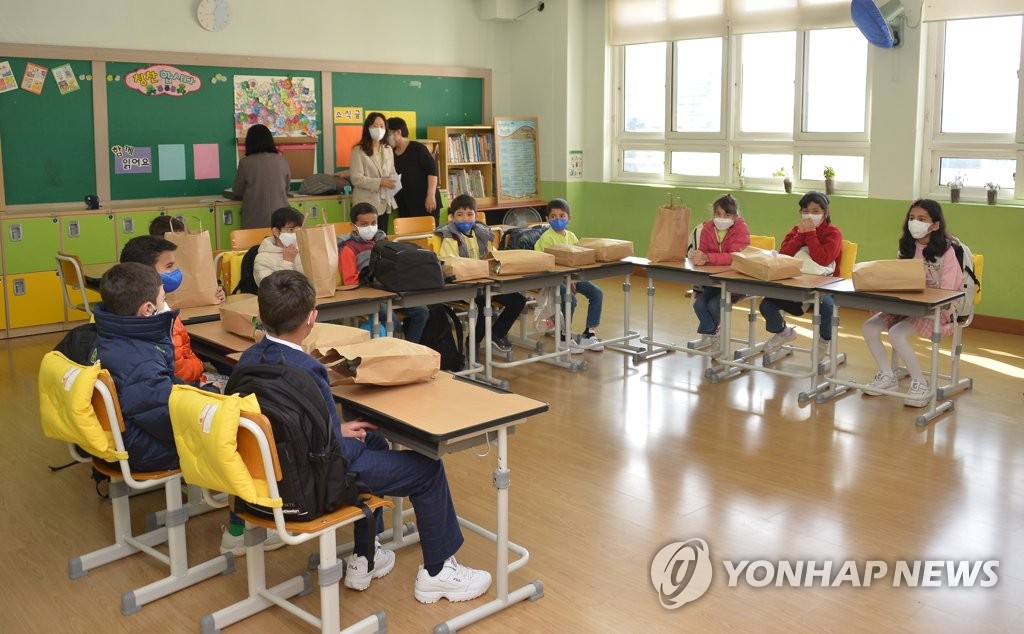 Children of Afghan families attend a class at an elementary school in the southeastern city of Ulsan on March 21, 2022. (Yonhap)