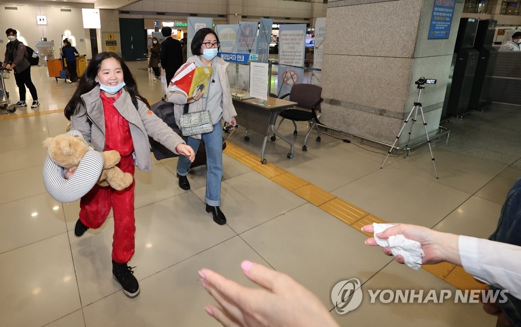 할머니 품으로 달려가는 '우크라 탈출' 고려인 동포 아니따