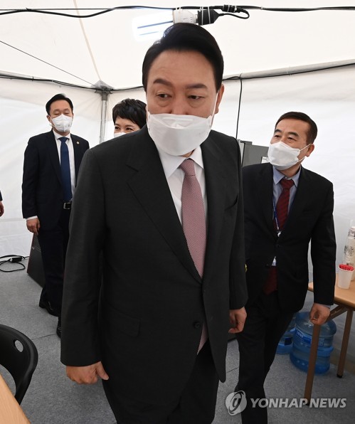 Yoon meets reporters covering transition committee
