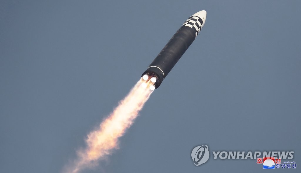 北朝鮮の朝鮮中央通信は２５日、前日に新型ＩＣＢＭ「火星１７」の発射実験が行われたと報じた＝（朝鮮中央通信＝聯合ニュース）≪転載・転用禁止≫