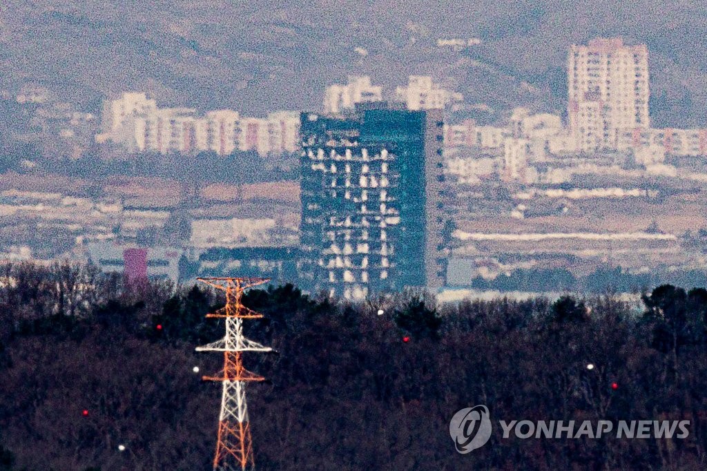 韓国北部の境界地域から眺める北朝鮮・開城工業団地。北朝鮮が南北共同連絡事務所を爆破した際に損壊したビルが見える（資料写真）＝（聯合ニュース）