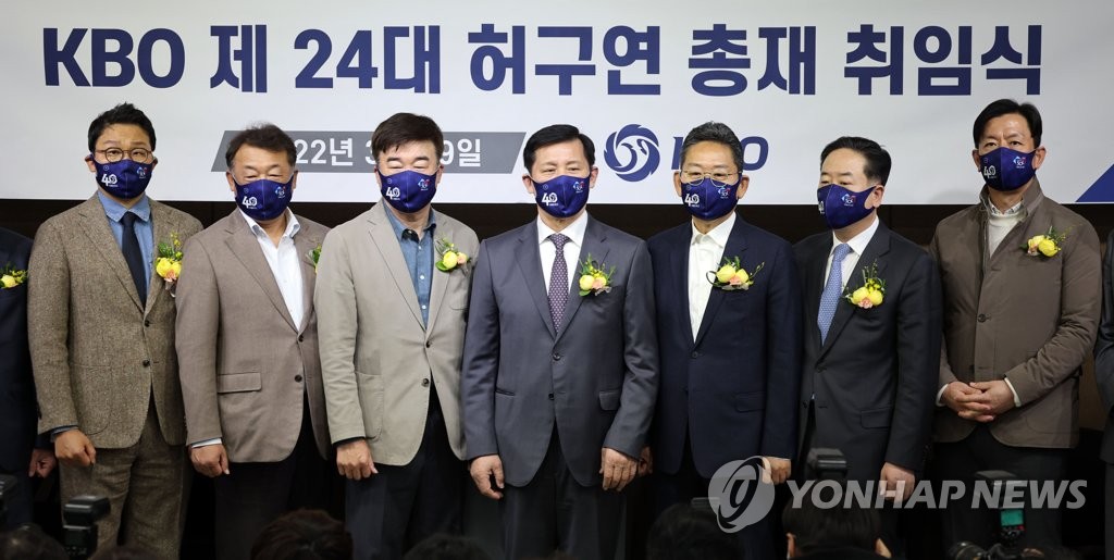 Heo Koo-youn (C), new commissioner of the Korea Baseball Organization (KBO), poses for photos with presidents of KBO clubs before his inaugural press conference at the KBO headquarters in Seoul on March 29, 2022. (Yonhap) 
