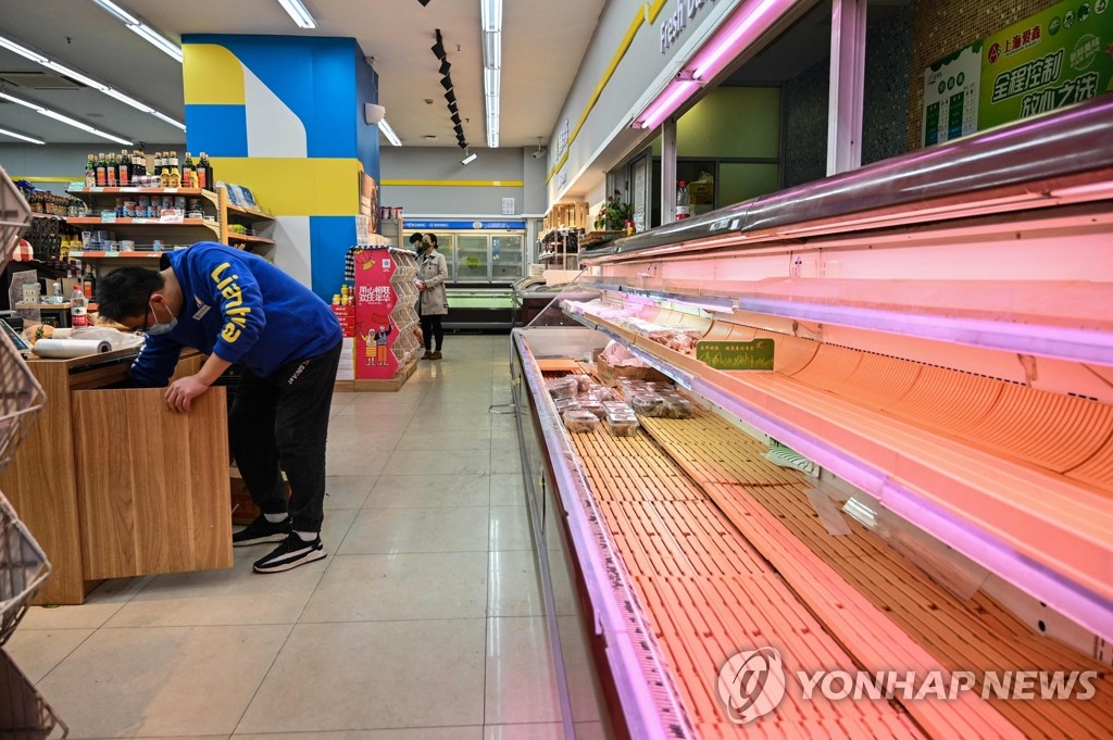 코로나19 봉쇄령에 상품 동난 중국 상하이 슈퍼마켓 | 연합뉴스