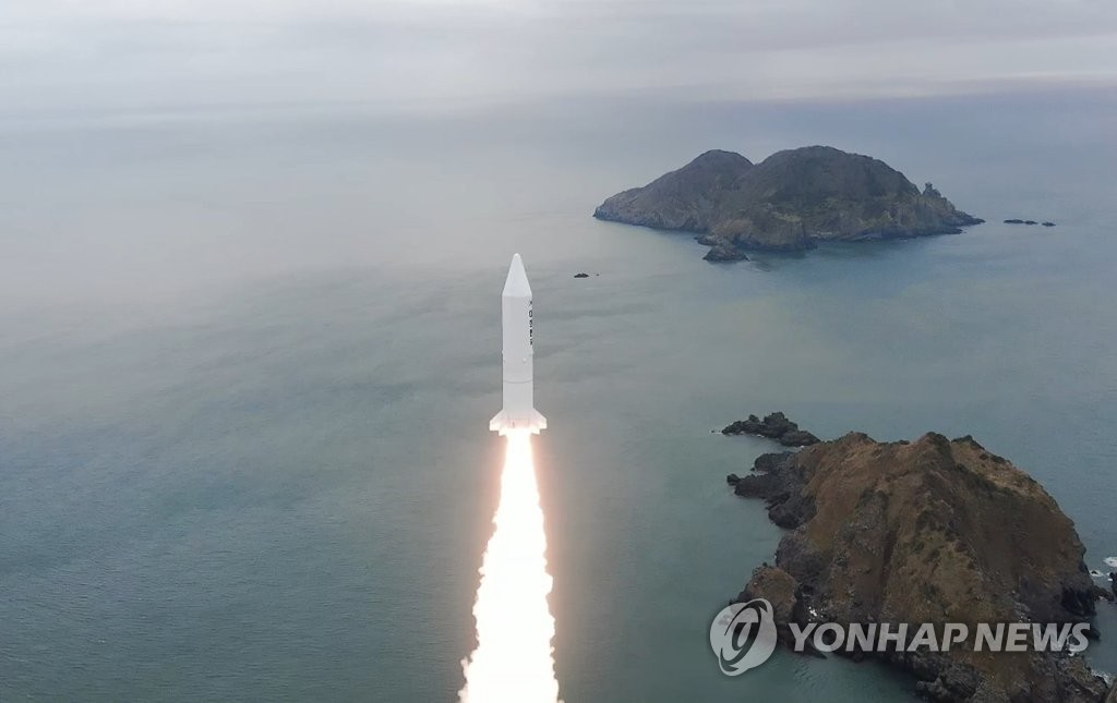 Cette photo fournie par le ministère de la Défense le mercredi 30 mars 2022 montre un test de fusée spatiale à combustion solide se déroulant sur un site d'essai de l'Agence pour le développement de la défense (ADD) à Taean, à 150 kilomètres au sud-ouest de Séoul. (Revente et archivage interdits) 