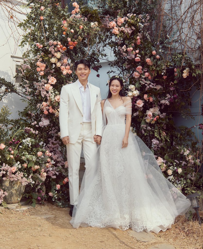 A wedding photo of Hyun Bin (L) and Son Ye-jin, provided by MSTeam Entertainment on March 31, 2022 (PHOTO NOT FOR SALE) (Yonhap)