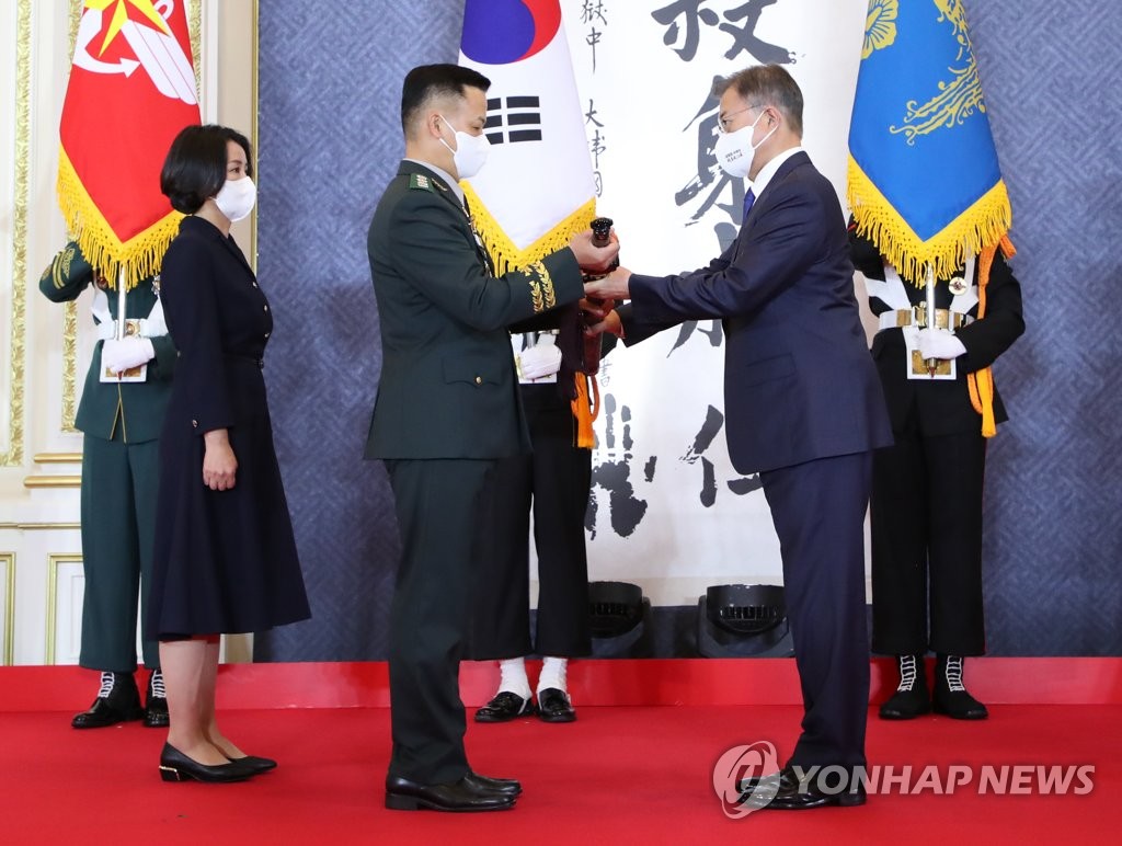 President Moon Jae-in awards a sword a newly-appointed brigadier general in Seoul on March 31, 2022. (Yonhap) 