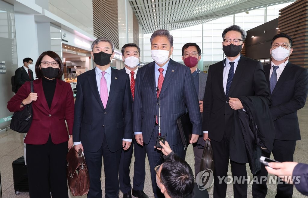 仁川空港で記者団の質問に答える朴振氏＝３日、仁川（聯合ニュース）