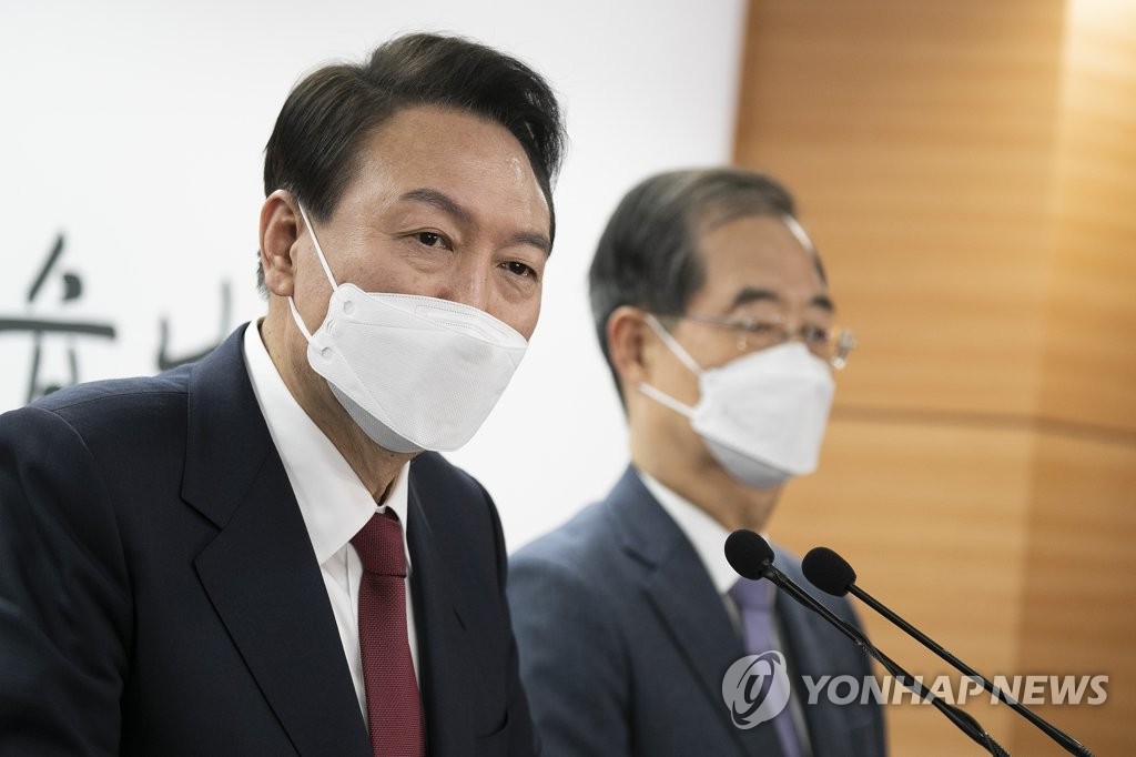 질문 답하는 윤석열 당선인