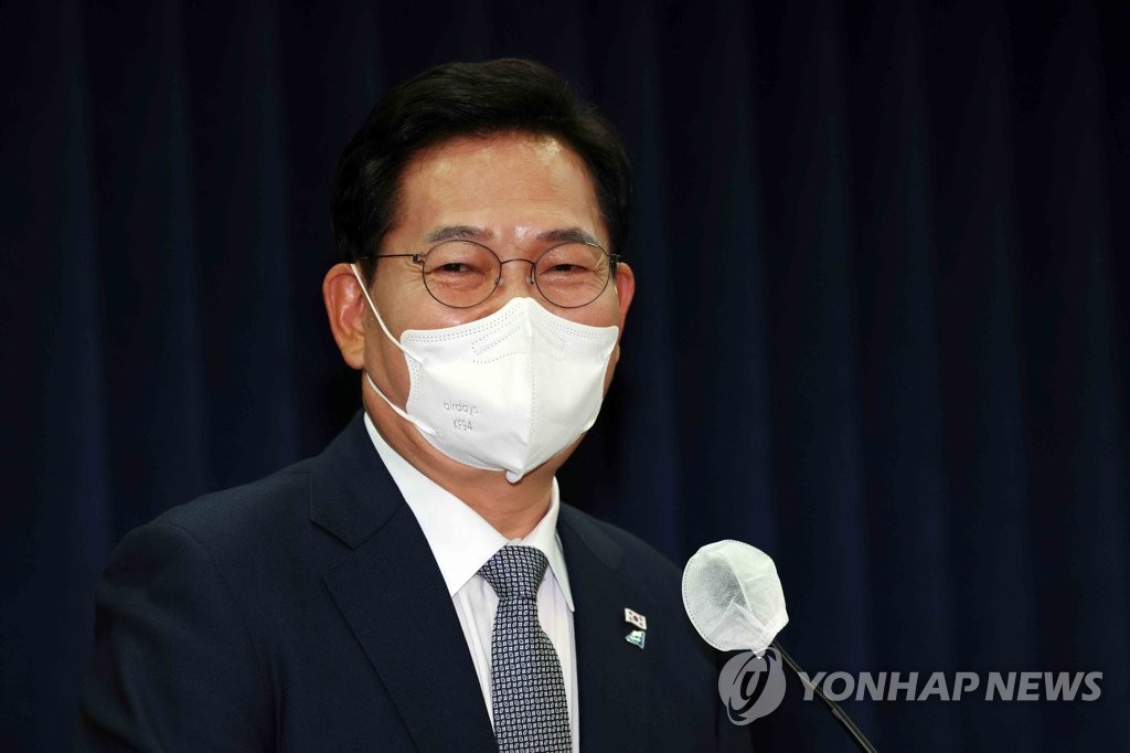 In this file photo, Rep. Song Young-gil, former head of the ruling Democratic Party, holds a press conference at the National Assembly in Seoul on April 10, 2022, on his decision to run for Seoul mayor in the June local elections. (Pool photo) (Yonhap)