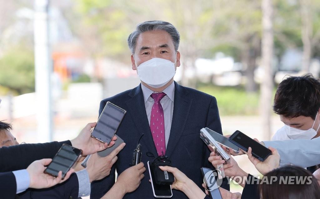 Defense Minister nominee Lee Jong-sup speaks to reporters at the defense ministry's compound in Yongsan, central Seoul, on April 11, 2022. (Yonhap)
