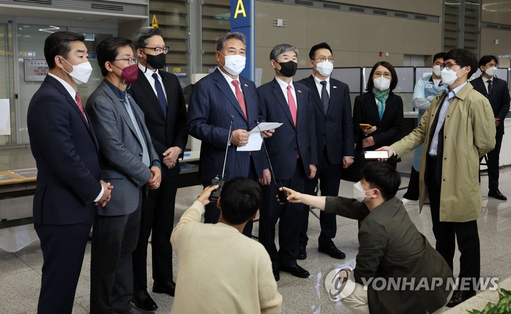Rep. Park Jin (4th from L) of the main opposition People Power Party, who led President-elect Yoon Suk-yeol's policy consultation delegation to the United States, answers reporters' questions upon returning to Incheon International Airport on April 11, 2022. (Yonhap)