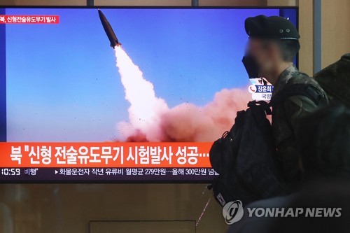 ４月１７日、韓国・ソウル駅構内のテレビで北朝鮮のミサイル発射ニュースが流れている。北朝鮮メディアは「新型戦術誘導兵器」の発射実験が成功したと報じた（資料写真）＝（聯合ニュース）
