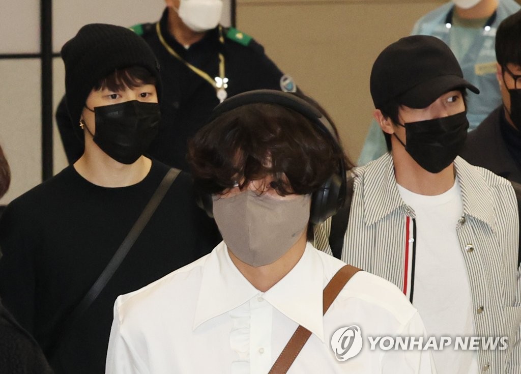 South Korean boy group BTS arrives at Incheon International Airport in Incheon, 40 kilometers west of Seoul, on April 19, 2022, wrapping up its four live concerts in Las Vegas. (Yonhap)