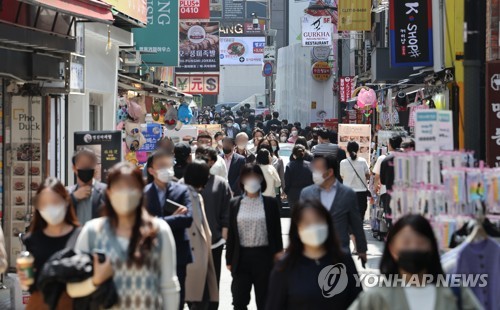 ソウル市内の繁華街、明洞の通りを歩く市民（資料写真）＝（聯合ニュース）