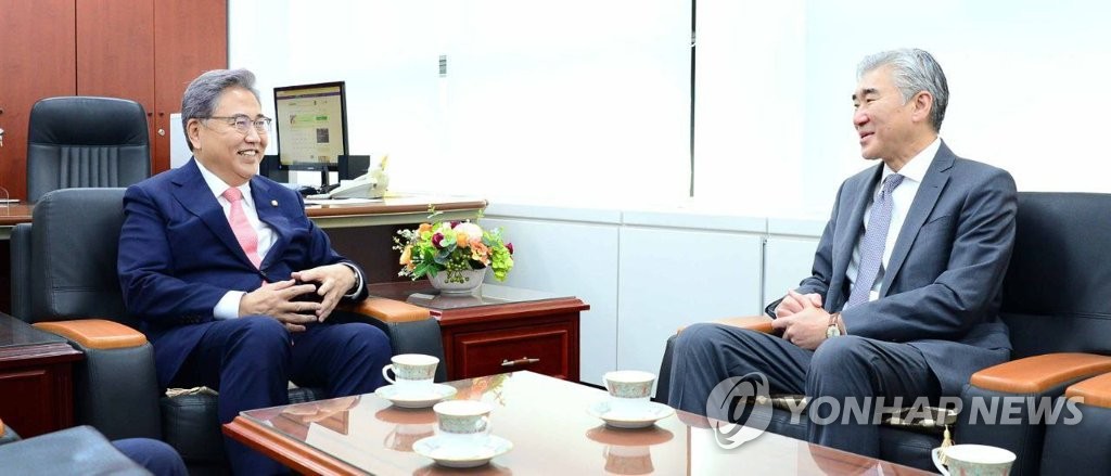 Park Jin (L), nominated by President-elect Yoon Suk-yeol as foreign minister, talks with Sung Kim, U.S. special envoy for North Korea, during their meeting at his temporary office in Seoul on April 20, 2022, in this photo released by Park's office. (PHOTO NOT FOR SALE) (Yonhap)