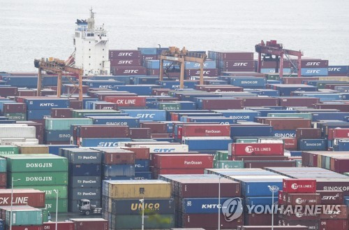 輸出入用のコンテナが積まれている釜山の港（資料写真）＝（聯合ニュース）