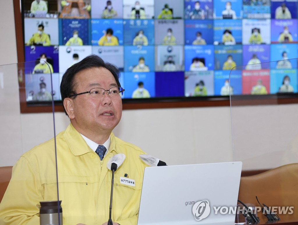 会議で発言する金首相＝２２日、ソウル（聯合ニュース）