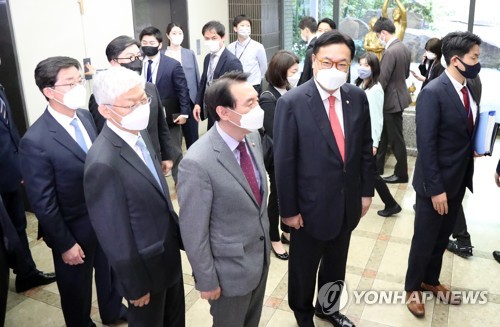 外務省に到着した政策協議代表団＝２５日、東京（聯合ニュース）