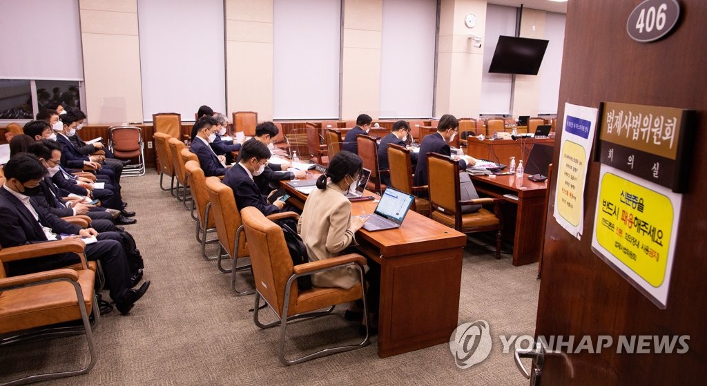 '검수완박' 중재안 법안 심사 진행되나..