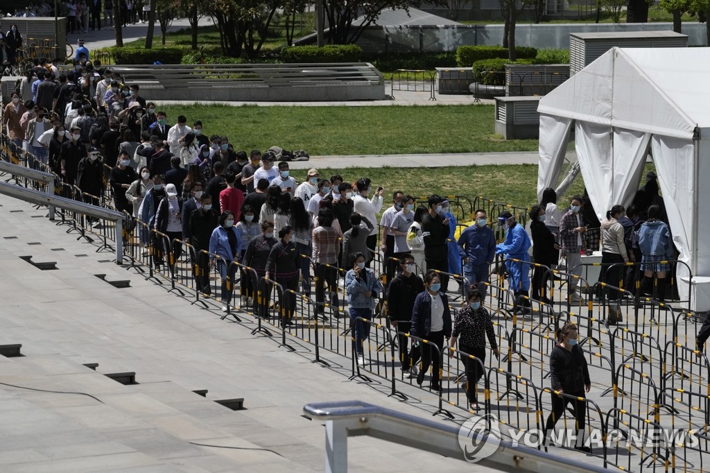 코로나 검사소 앞에 장사진 친 베이징 시민들