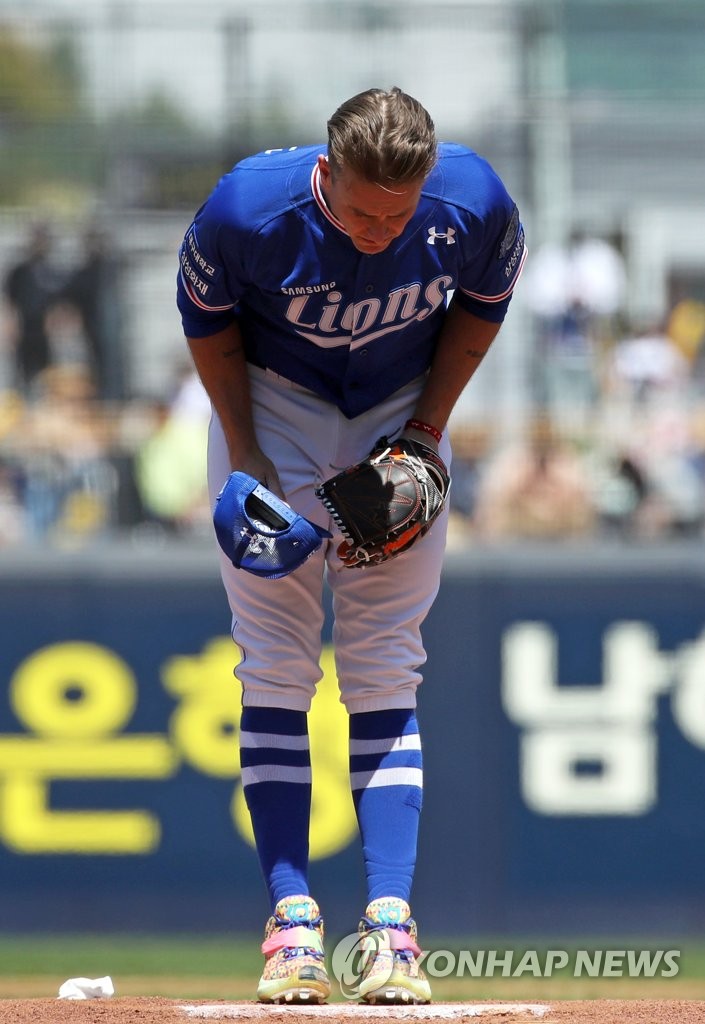 깍듯하게 인사하는 뷰캐넌
