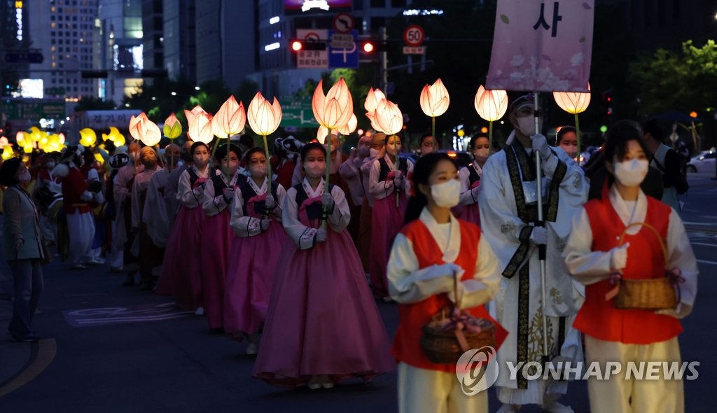 Participants of an annual lantern parade celebrating Buddha's Birthday walk toward Jogye Temple in central Seoul, in this May 1, 2022, file photo. (Yonhap)
