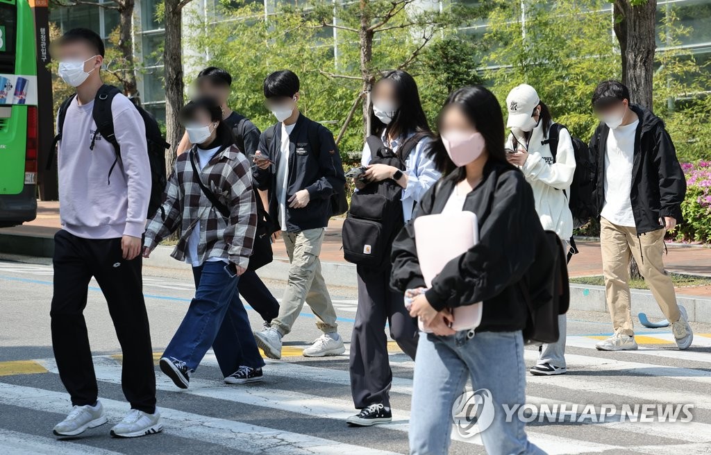 캠퍼스 걷는 학생들