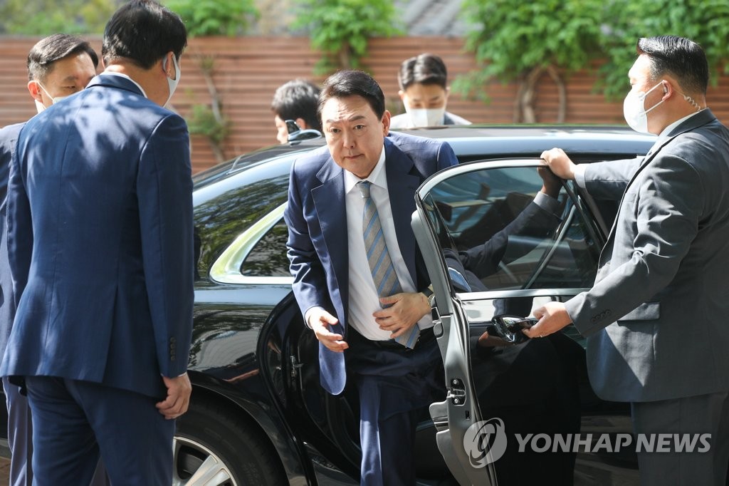 Le président élu Yoon Suk-yeol arrive à son bureau à Jongno, dans le centre de Séoul, le vendredi 6 mai 2022. (Pool photo)