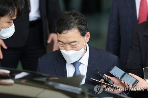 김오수 "중도사퇴 죄송…검찰, 저력 있으니 어려움 극복할 것"