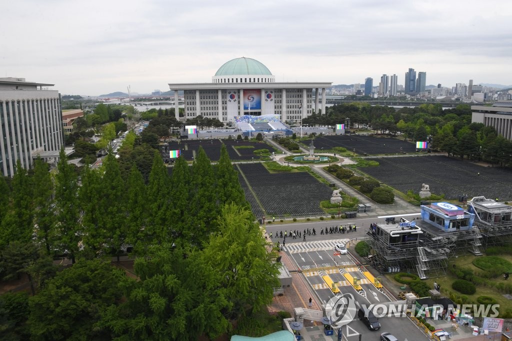 La touche finale à la cérémonie d'investiture du président élu Yoon Suk-yeol est en cours devant l'Assemblée nationale, le dimanche 8 mai 2022. (Pool photo)