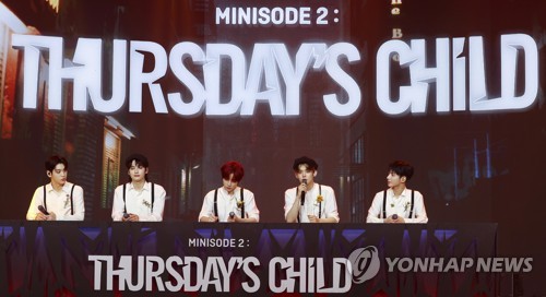 El grupo masculino de K-pop Tomorrow X Together (TXT) habla durante una conferencia de prensa, celebrada, el 9 de mayo de 2022, en Seúl, con ocasión del lanzamiento de su cuarto miniálbum, titulado "minisode 2: Thursday's Child".