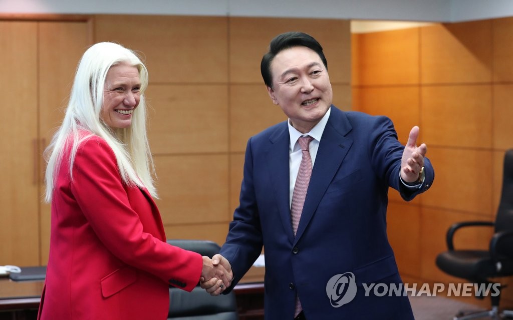 Le président entrant Yoon Suk-yeol serre la main de la ministre d'Etat britannique pour l'Asie et le Moyen-Orient, Amanda Milling, au bureau du comité de transition présidentiel à Séoul, le 9 mai 2022. (Pool photo) (Yonhap) 