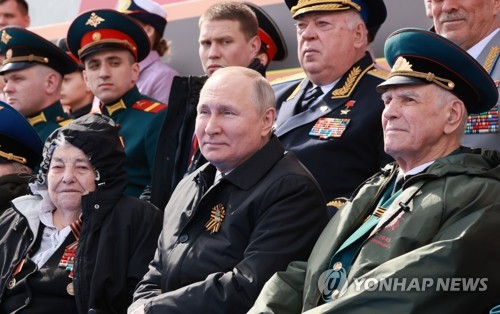 군사 퍼레이드 참관하는 푸틴