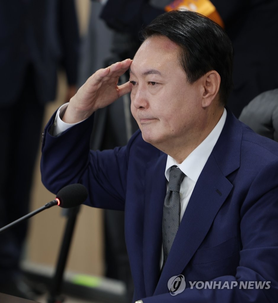 윤석열 대통령 국군통수권 이양받으며 첫 집무 시작