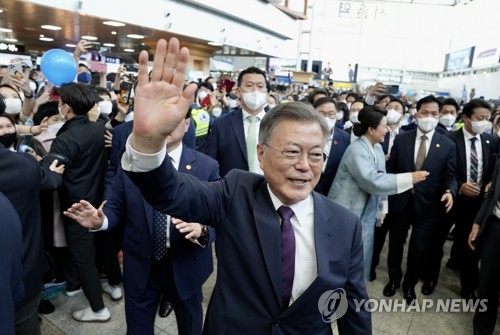 (LEAD) Moon arrives at retirement home after attending Yoon's inauguration ceremony