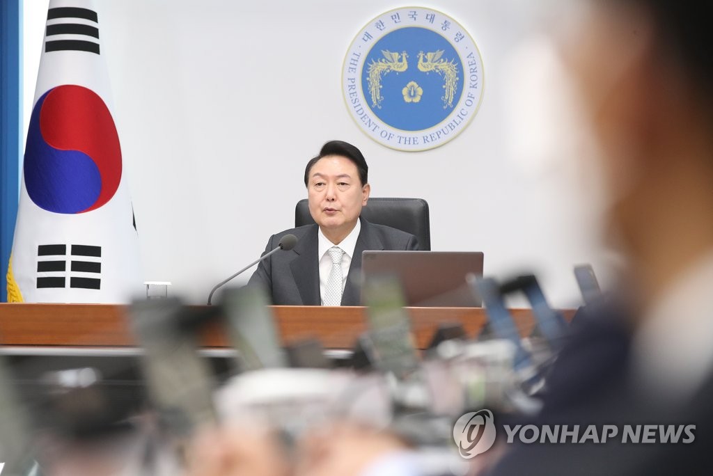 President Yoon Suk-yeol presides over his government's first extraordinary Cabinet meeting at the presidential office in Seoul on May 12, 2022, to approve a record 59.4 trillion-won (US$46.1 billion) extra budget proposal aimed at helping pandemic-hit small merchants. (Pool photo) (Yonhap)
