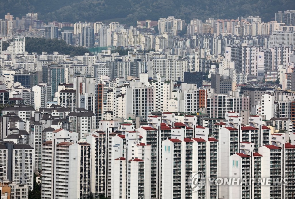This photo, taken May 12, 2022, shows apartment buildings in Seoul. (Yonhap)