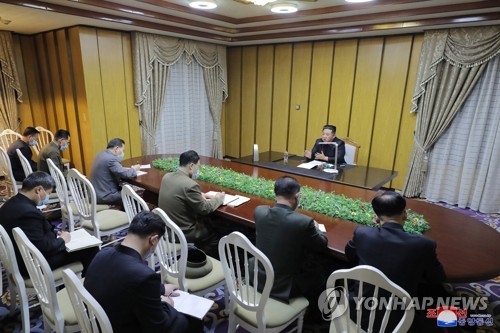 (AMPLIACIÓN) Corea del Norte reporta seis muertes por COVID-19 en medio de una propagación 'explosiva' de fiebre