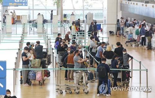 (LEAD) S. Korea's new COVID-19 cases hit 4-month low amid efforts for return to normalcy