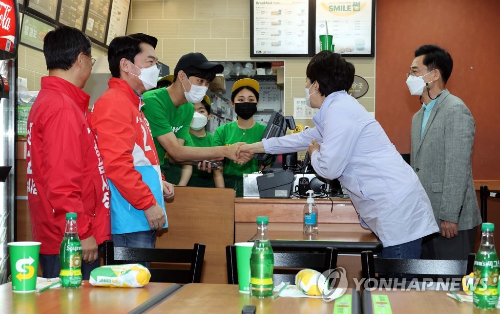 샌드위치 가게 직원들과 인사하는 안철수, 김은혜와 신상진