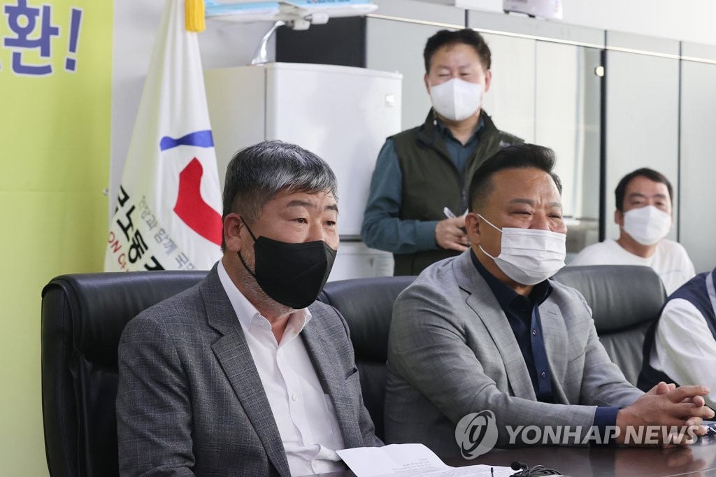 김동명 한국노총 위원장(왼쪽)