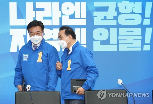 대화하는 윤호중 상임선대위원장과 박홍근 공동선대위원장