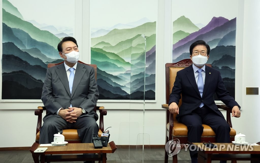 윤석열 대통령(왼쪽)과 박병석 국회의장