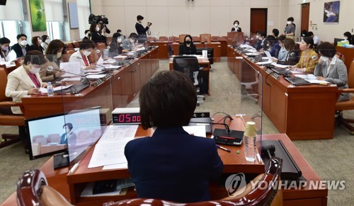 성평등 국회 실현을 위한 실천 결의안 제안설명하는 김상희 국회부의장