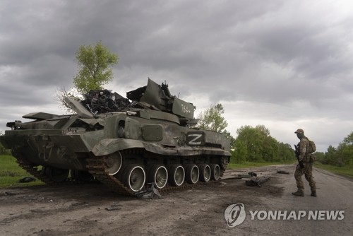 우크라군 탈환 하르키우에 널브러진 러시아군 장갑차