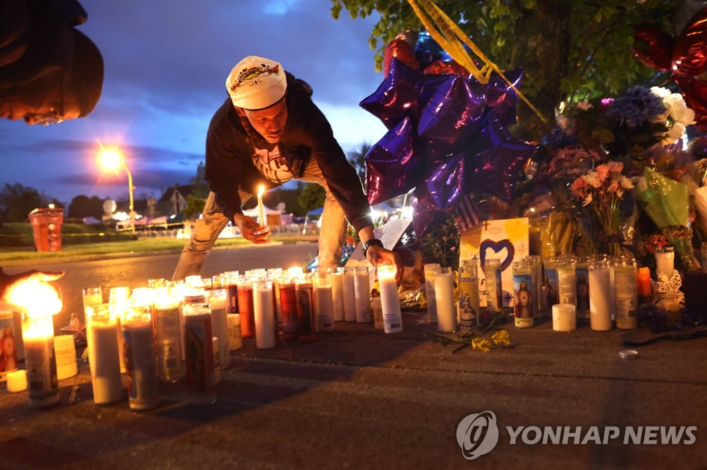 '버펄로 총격사건' 희생자 추모 촛불 밝히는 미국인들
