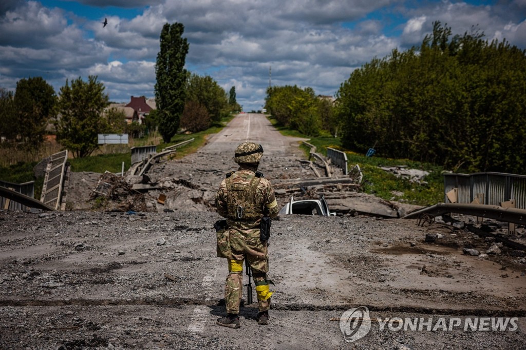 '러시아군 퇴각' 하르키우서 경계 서는 우크라군