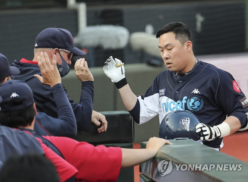 안치홍, 1회부터 홈런포 가동