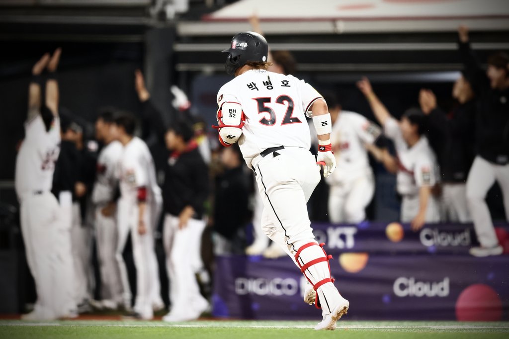 Park Byung-ho of the KT Wiz heads to first base after hitting a two-run home run against the LG Twins during the bottom of the eighth inning of a Korea Baseball Organization regular season game at KT Wiz Park in Suwon, 45 kilometers south of Seoul, on May 17, 2022, in this photo provided by the Wiz. (PHOTO NOT FOR SALE) (Yonhap)